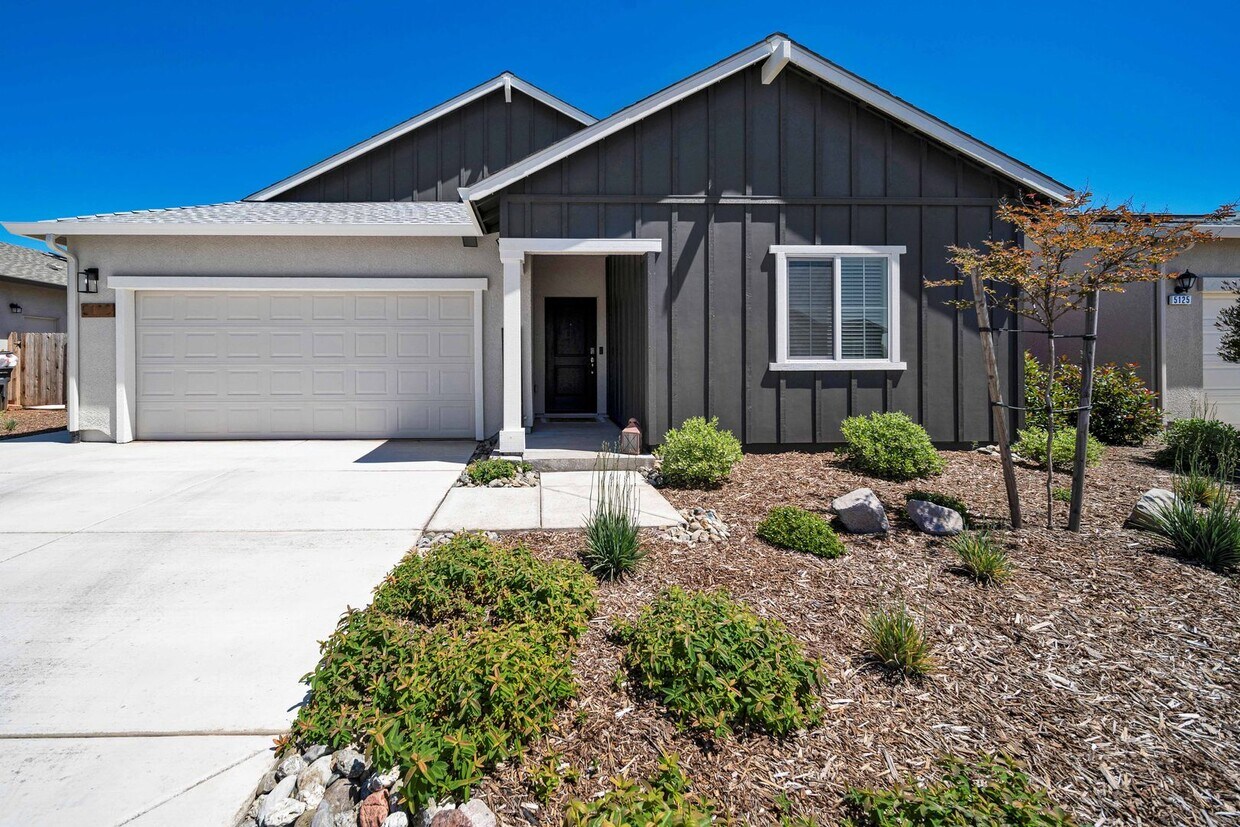 Primary Photo - Beautiful New 4 Bedroom/2 Bath Furnished H...