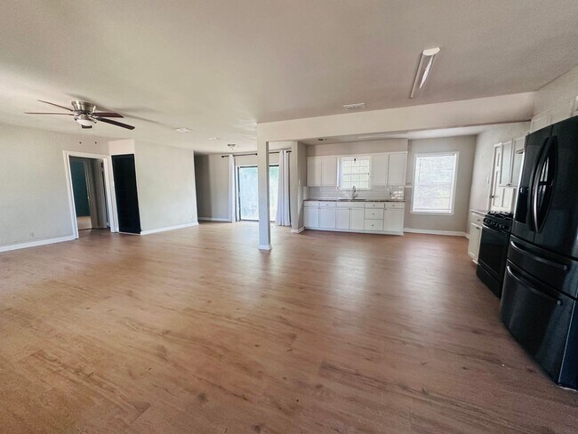 Foto del edificio - 1325 Tyler Ave