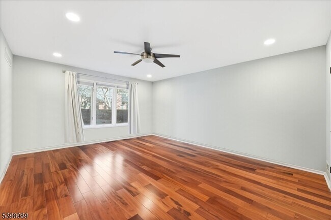 Foto del edificio - 65 Aspen Dr