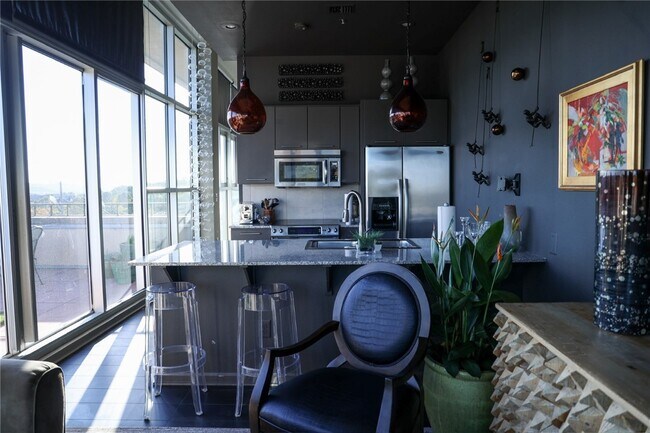 Building Photo - 609 W Dickson St