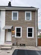 Building Photo - 421 Grove St