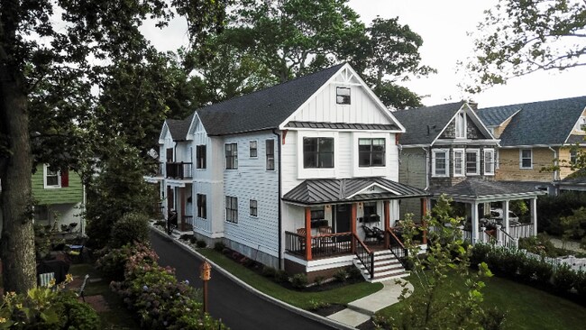 Building Photo - 704 4th Ave