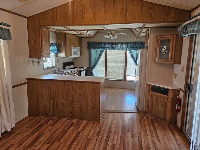 Foto del edificio - 55 + Beautiful Park Model mobile. 2 bedroo...