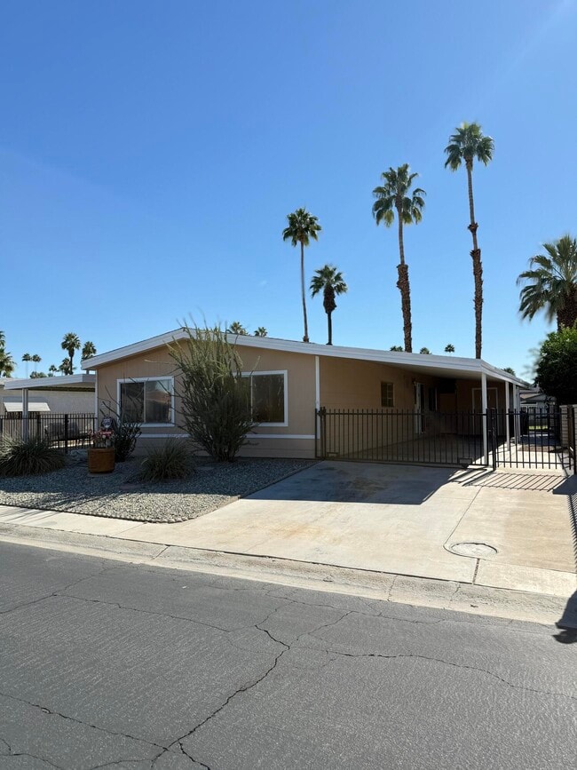 Foto del edificio - 74179 Mercury Cir W