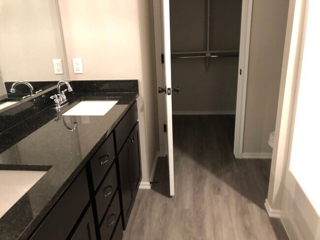 Building Photo - All electric 3 bed 2 bath duplex on a cul-...