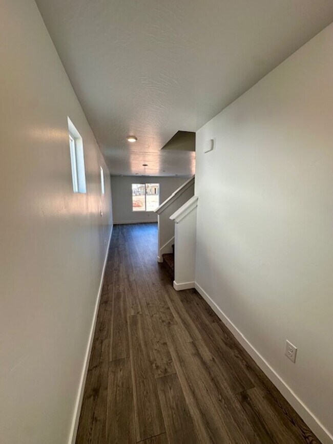 Foto del edificio - End Unit Townhome