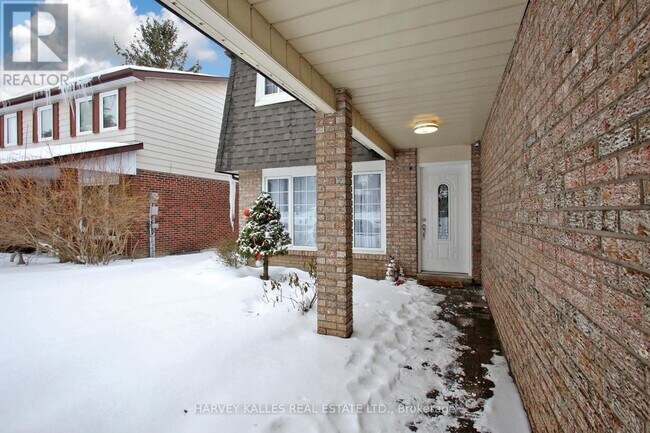 Building Photo - 161 Romfield Circuit