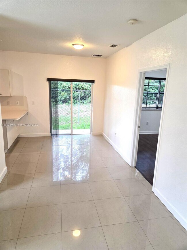 Foto del edificio - 2630 NE 3rd Dr