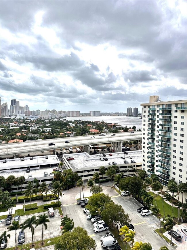 Foto del edificio - 19380 Collins Ave