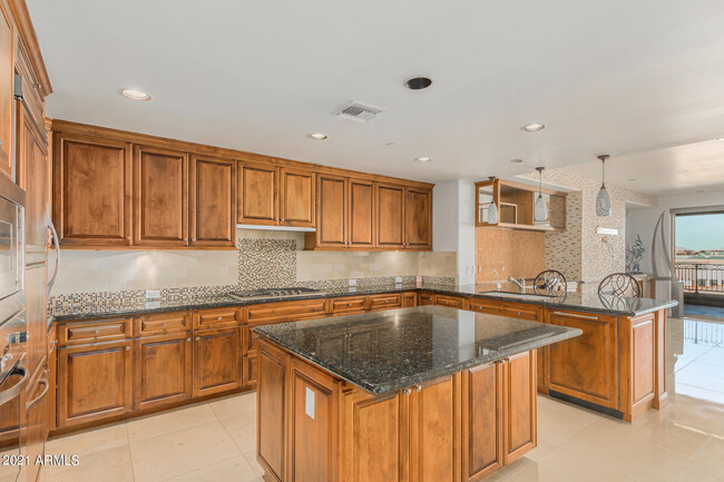 Building Photo - 7175 E Camelback Rd