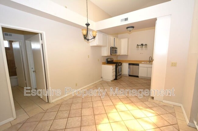 Foto del edificio - 564 Rosewood Ave