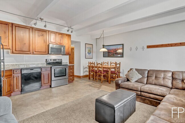 Foto del edificio - Views of Lake Dillon! Furnished! Hot tub! All Utilities Included!