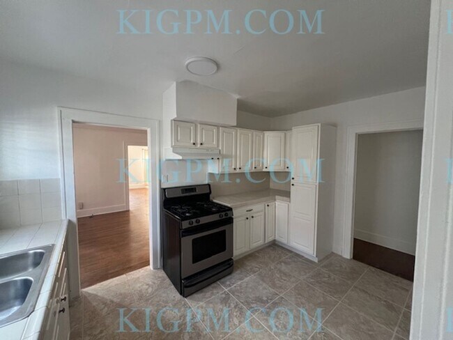 Foto del edificio - 2-Bedroom Duplex in Prime Mid-Wilshire Area!