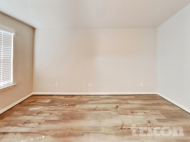 Foto del edificio - 13548 Paxton Blvd