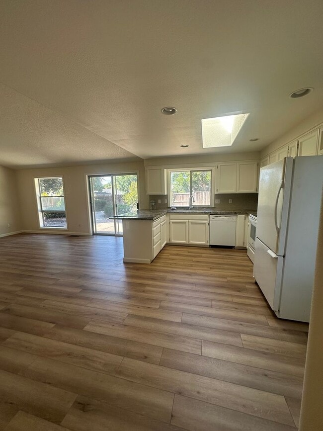 Building Photo - Medford area 3/2 in NE cul-de-sac!