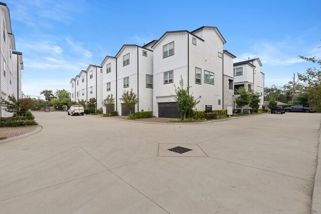 Building Photo - Modern Three-Story Home in Timbergrove Yards