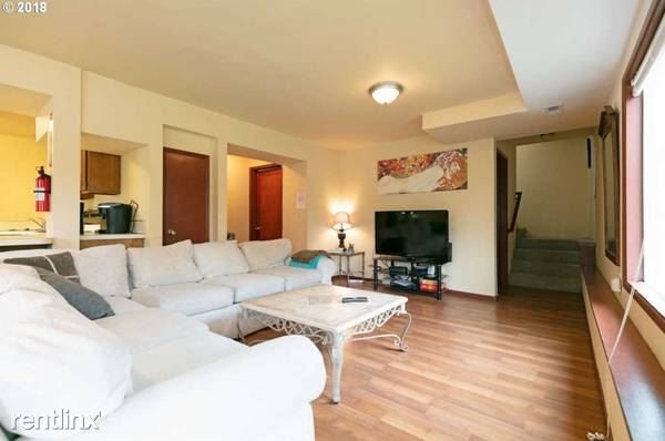 Foto del edificio - 6 br, 3 bath House - 9520 SW Terwilliger Blvd
