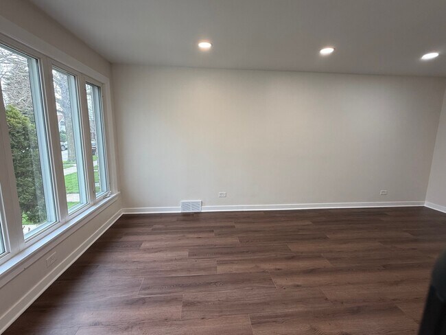 Building Photo - 5822 W 64th Pl