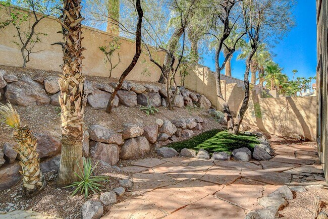 Building Photo - 5 BDR/ 4.5 BTH, Triple Master Home including pool & spa!