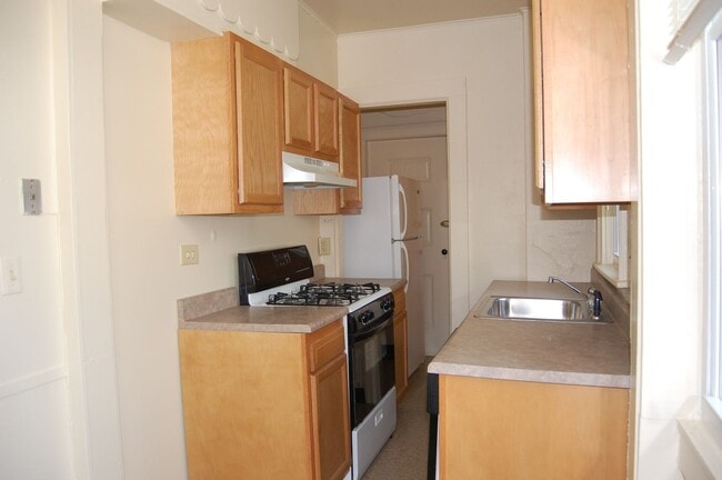 Building Photo - AVAILABLE AUGUST 1, 2026 - Charming 1st. F...