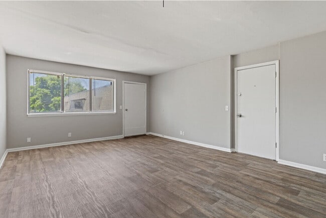 Building Photo - 800 Anderson Ln