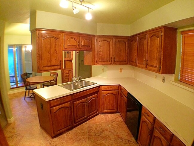 Foto del edificio - Charming 4 Bedroom 2.5 Bath Home In RISD!