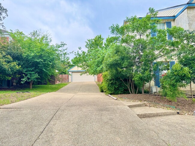 Building Photo - Big 4 Bedroom Home in Stone Oak!