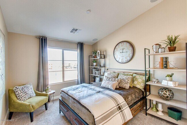 Foto del edificio - 240 W Juniper Ave