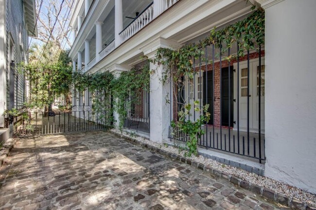 Foto del edificio - Beautiful 2 BR/1 BA Furnished Apartment Av...