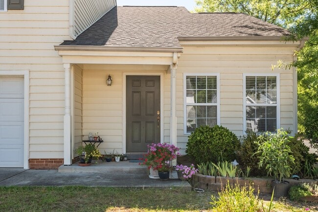 Building Photo - Spacious Single Family Home: Available Now
