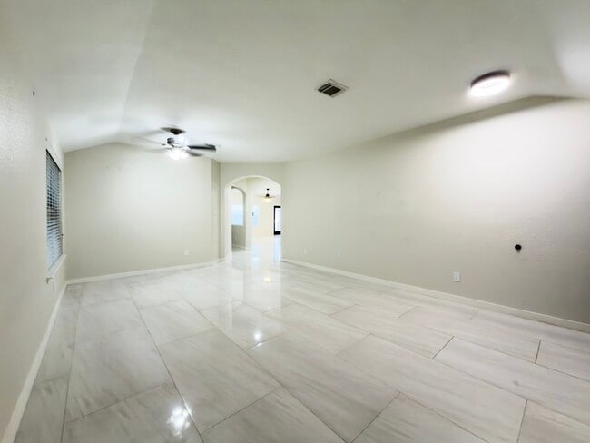 Foto del edificio - 2243 Rocky Hollow Ln