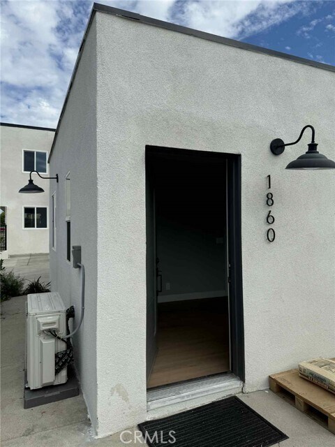 Building Photo - 1860 W 48th St