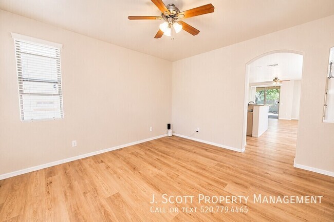 Building Photo - 4172 E Santa Fe Ln