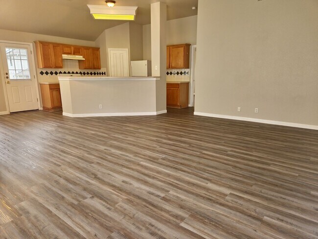 Building Photo - Charming 4 Bedroom Home