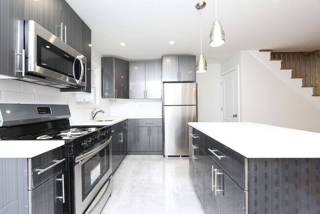 Building Photo - 533 Schenck Ave