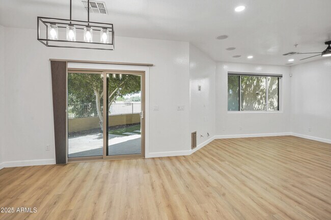 Foto del edificio - 7601 E Roosevelt St