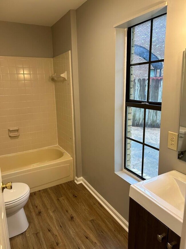Building Photo - 3 Bedroom Condo in Country Club