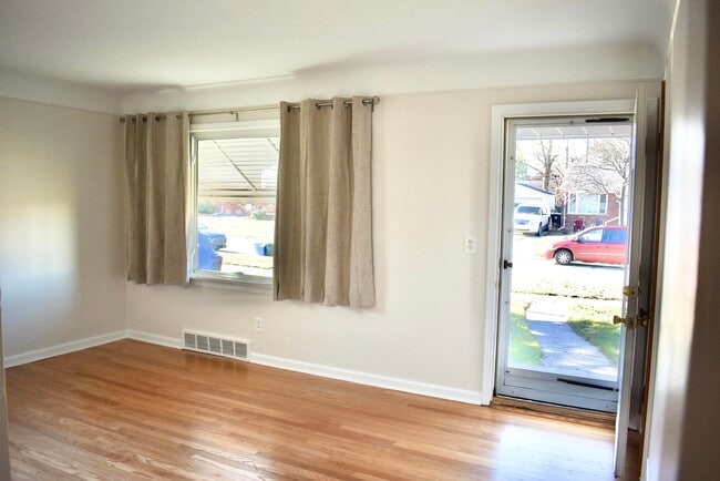 Foto del edificio - 9924 Woodring St