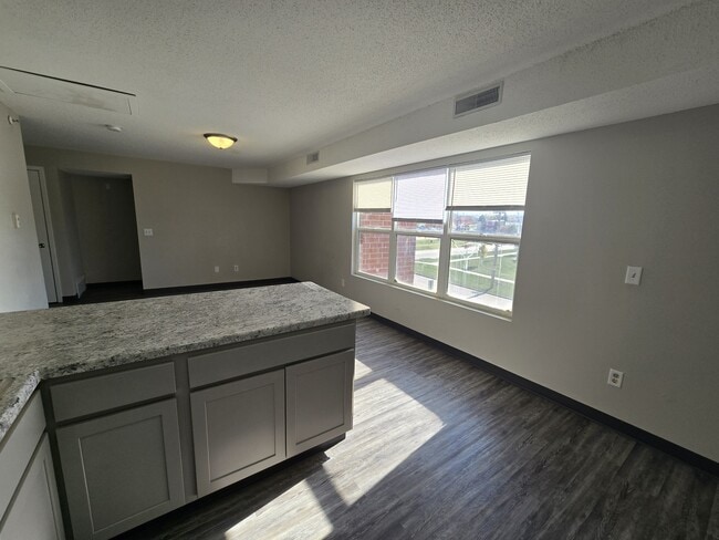 Building Photo - 60 Miller Ave SW