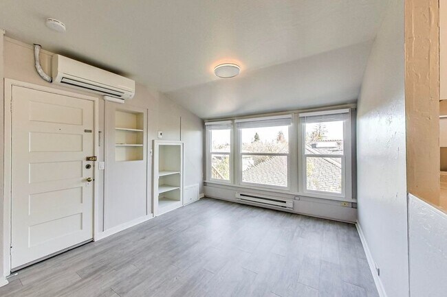 Building Photo - 1 Bedroom + Bonus Room in Downtown Palo Alto!