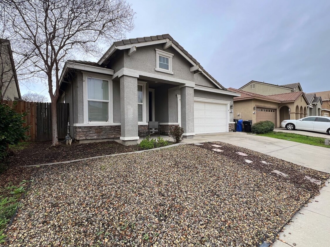 Foto principal - Spacious Home 3 Bedroom Home in Elk Grove