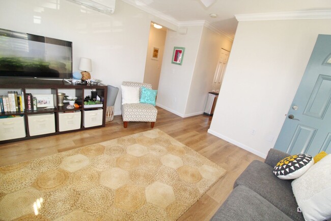 Foto del edificio - Nicely Remodeled and Furnished 2 Bed 2 Bat...