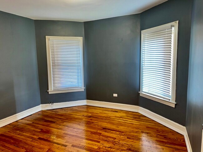 Foto del edificio - 7915 S Langley Ave