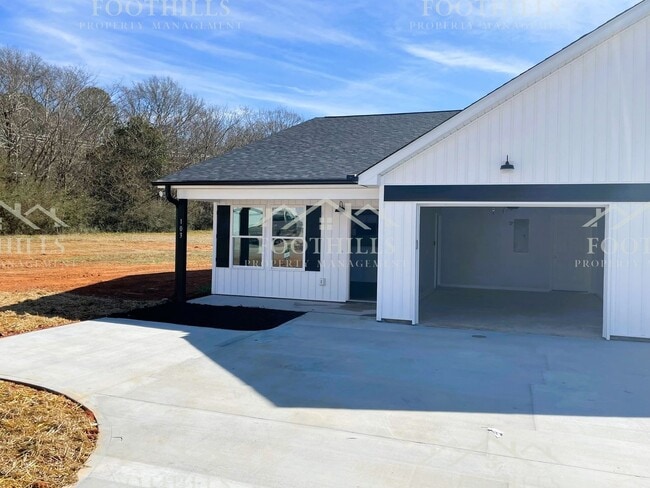 Building Photo - 103 Rhoe Cir