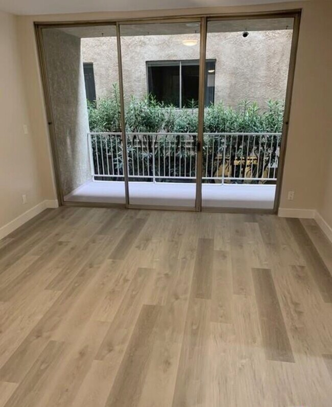 Building Photo - 408 N Palm Dr