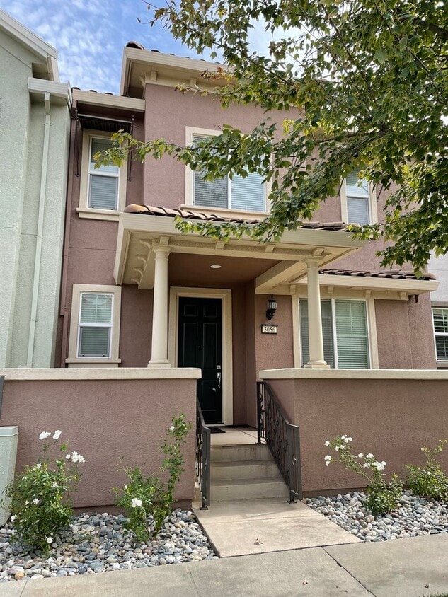 Primary Photo - Nice Townhome w/ Detached Garage, Granite ...