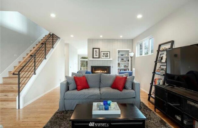 Foto del edificio - Open Contemporay Light Filled Home - Mt. B...