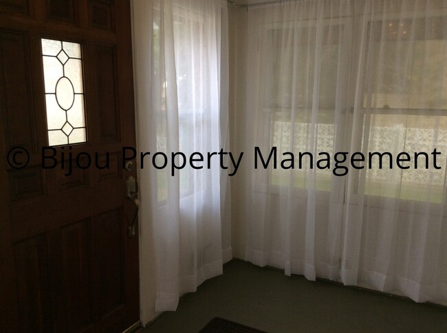 Building Photo - Nice four bedroom, two bath home