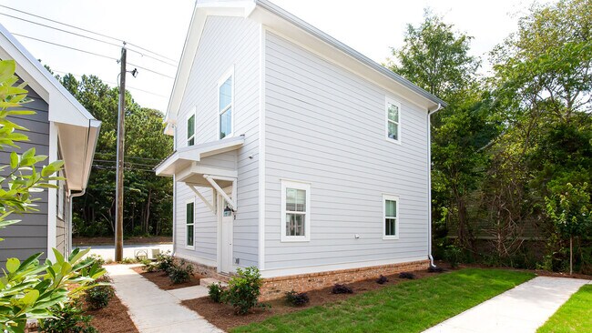 El exterior del patio trasero de The-One-Clemson-Off-Campus Living-Near-Clemson-University-Backyard - The One Clemson