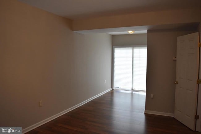 Building Photo - 384 Land Or Dr